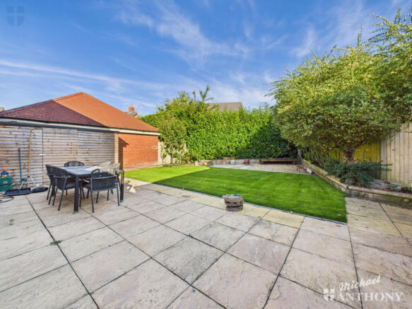 CAM03852G0-PR0427-STILL019