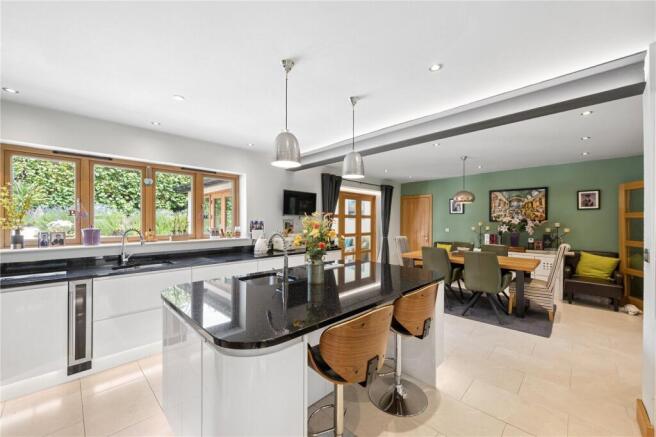 6 bed Detached for sale Image 9