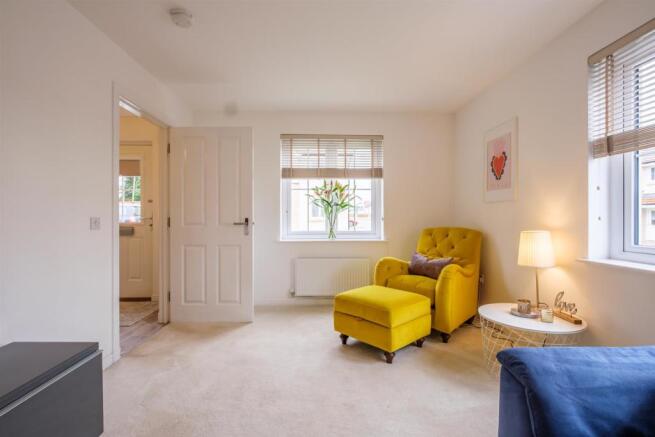 005-2_Hunterfield_Place_Carluke_ML84GY.jpg