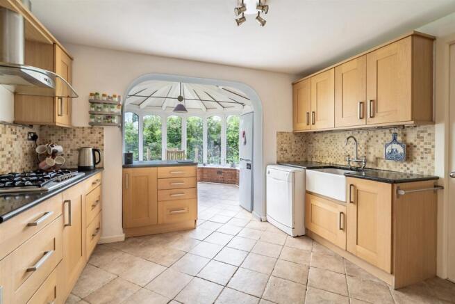 5 bed Detached for sale Image 8