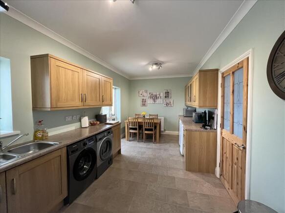 KITCHEN/DINING ROOM