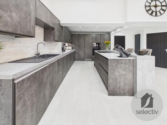 5 bed Detached for sale Image 9