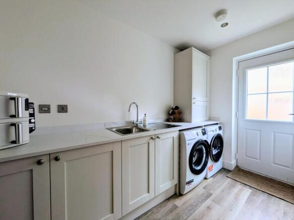 4 bed Detached for sale Image 6