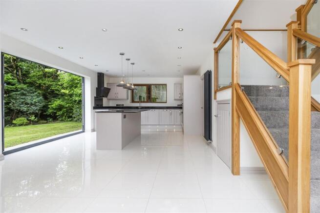 5 bed Detached for sale Image 6