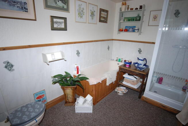 GROUND FLOOR BATH...
