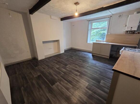 2 bed Terraced to rent Image 5