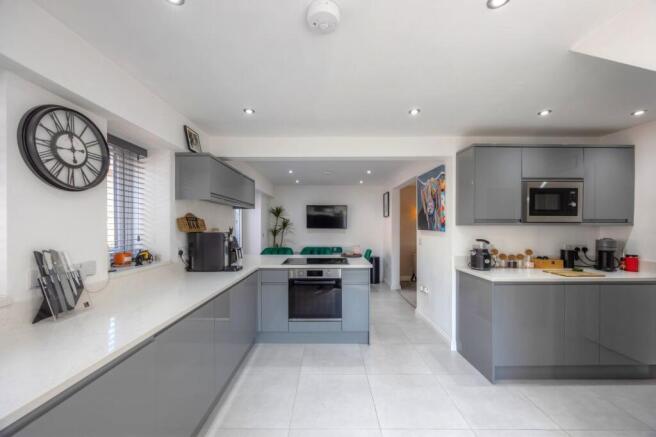 3 bed Semi-Detached for sale Image 6