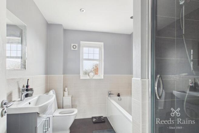 4 bed Detached for sale Image 5