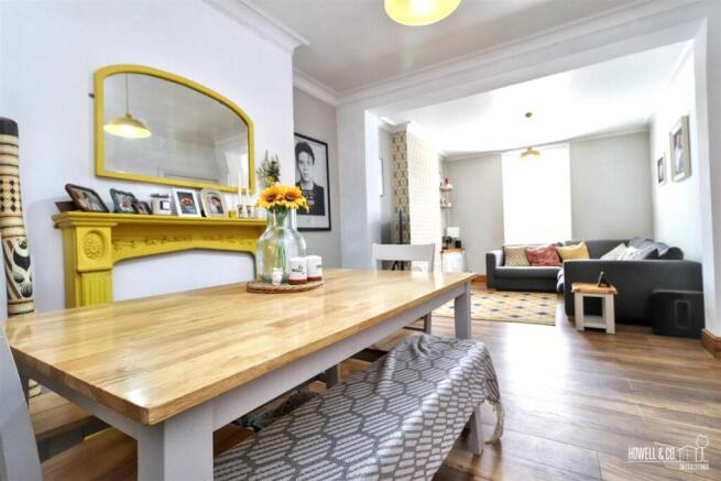 OPEN PLAN LOUNGE/DINING ROOM