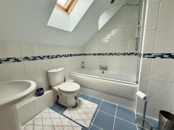 BATHROOM/WC