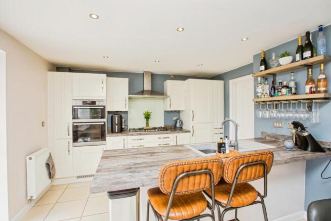 4 bed Detached for sale Image 10