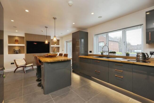 4 bed Detached for sale Image 6