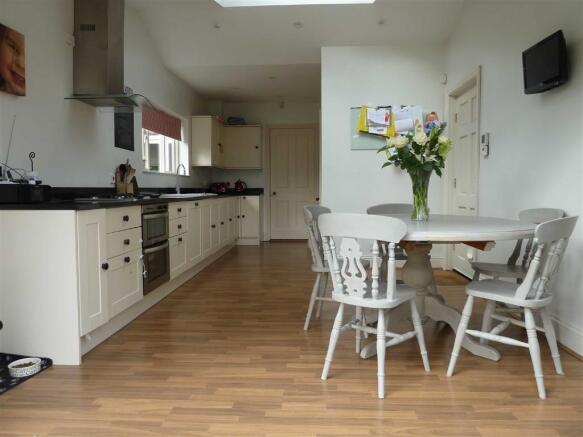 LIVING KITCHEN