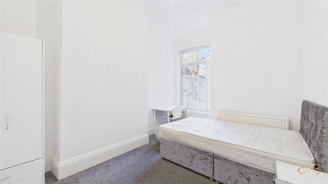 5 bed House to rent Image 5