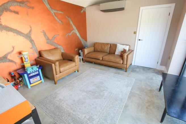 SECOND LOUNGE