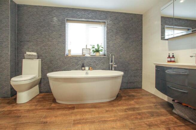 Family Bathroom (1).jpg