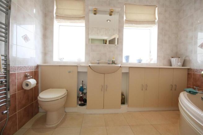 BATHROOM/WC