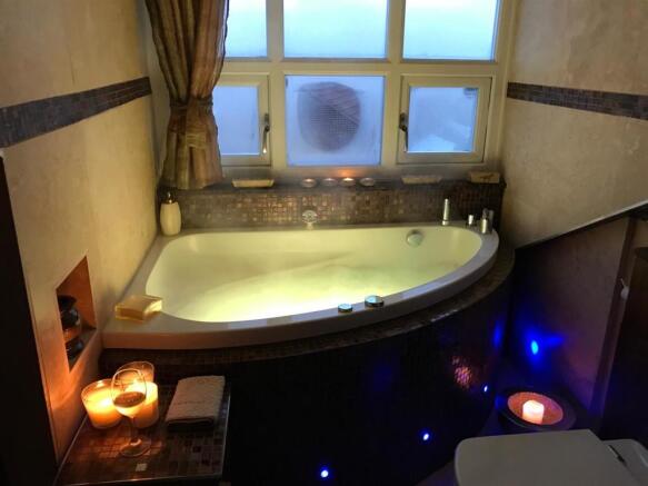 DSC_0001 en suite 2.jpg