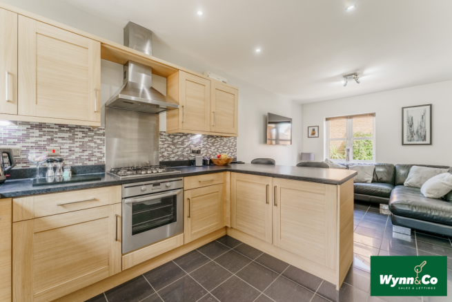 5 bed Detached for sale Image 11
