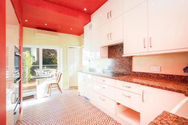 5 bed Semi-Detached for sale Image 7