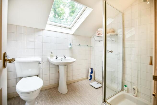 EN-SUITE SHOWER ROOM