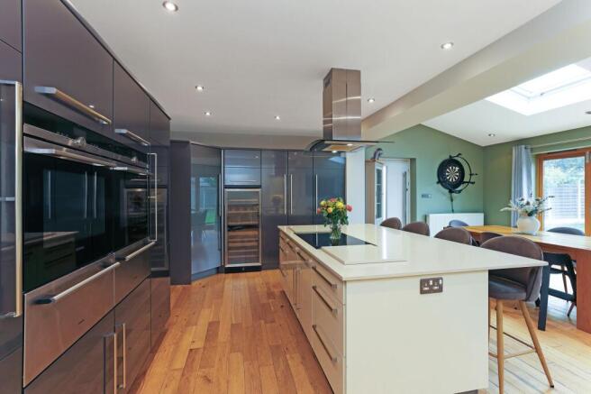 5 bed Detached for sale Image 2