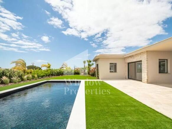 Luxurious 5 bedroom residence in Faro, in front of the Ria Formosa