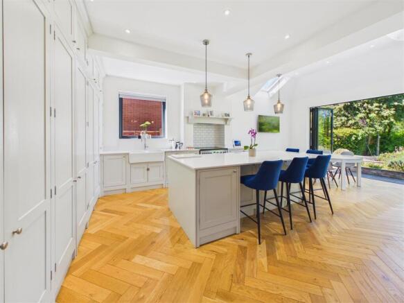 5 bed Semi-Detached for sale Image 7