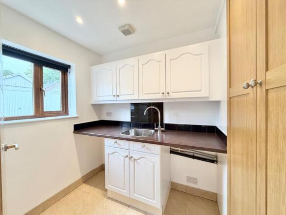 4 bed Detached to rent Image 5