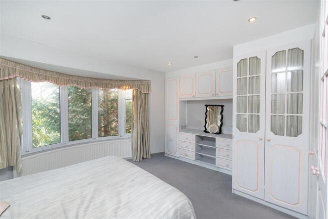 5 bed Semi-Detached for sale Image 6