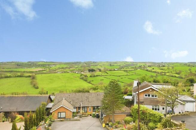 4 bed Detached for sale Image 7