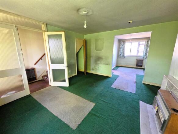 33 Maple Close - Lounge2.jpg
