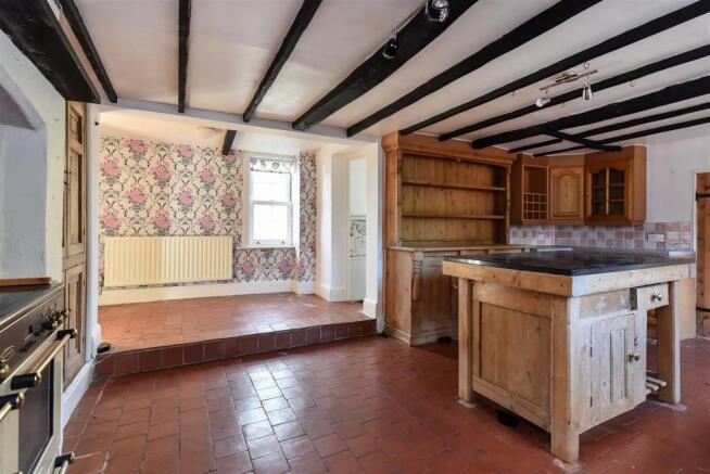 Kitchen & Breakfast Area