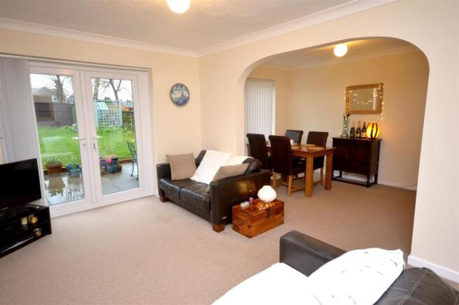 Lounge / Dining Area