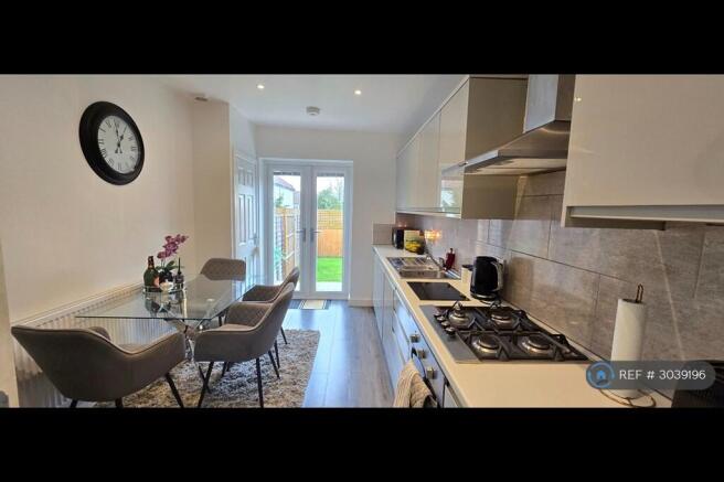 4 bed Semi-Detached to rent Image 8