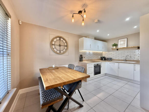 4 bed Semi-Detached for sale Image 7