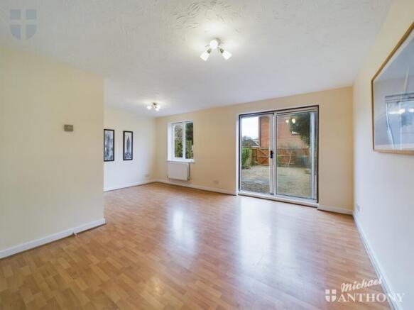 CAM02538G0-PR0155-STILL010