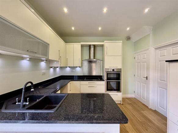 3 bed End of Terrace to rent Image 8