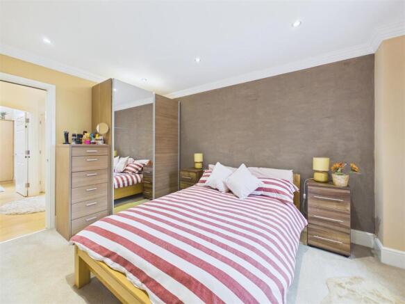 2 bed Flat to rent Image 12