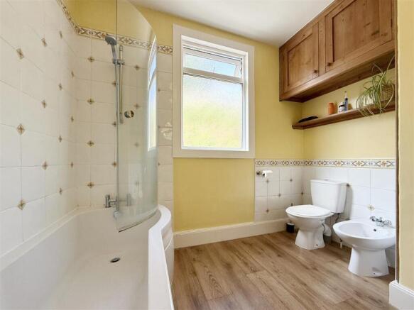 Bathroom (2).JPG