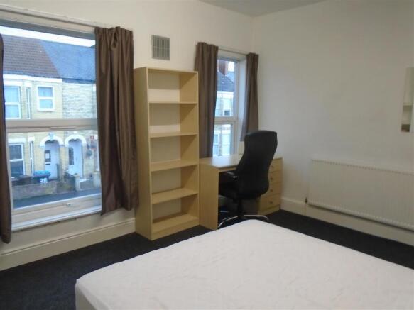 4 bed House Share to rent Image 5