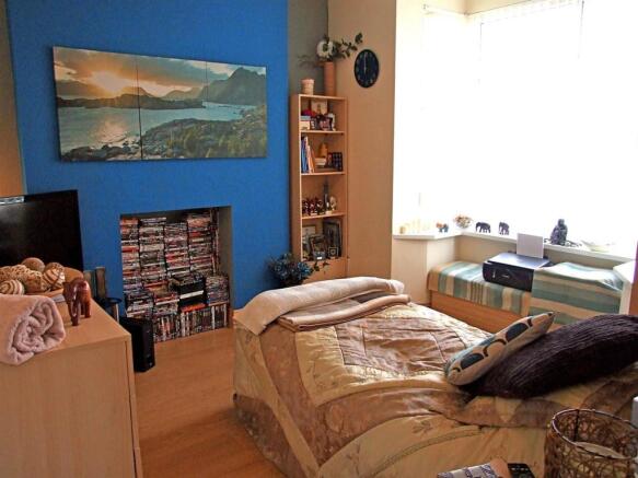 LOUNGE/BEDROOM 4