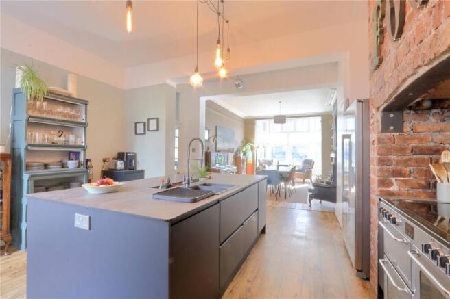 6 bed Semi-Detached for sale Image 8
