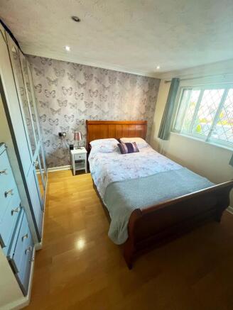 Bedroom 2 image 7