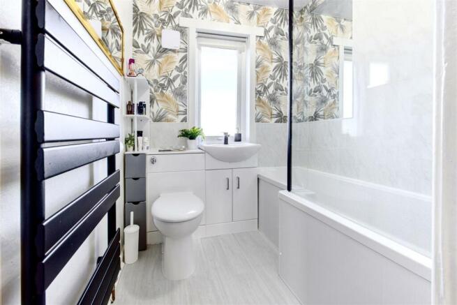 10_Family_Modern_Bathroom_Gold_leaf.jpg