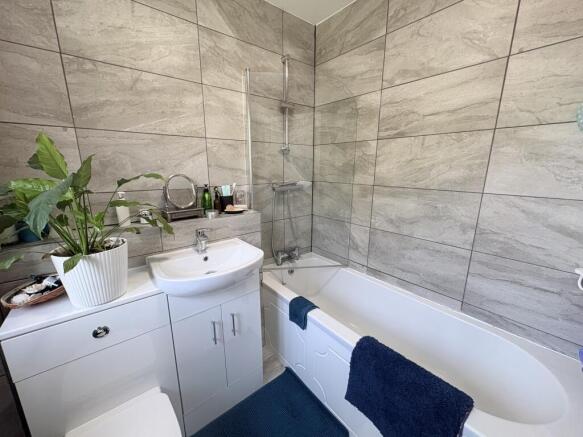 3 bed House to rent Image 5