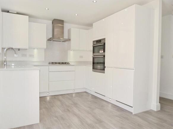 3 bed Semi-Detached to rent Image 2
