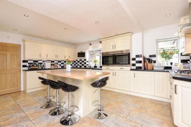 KITCHEN/BREAKFAST RO