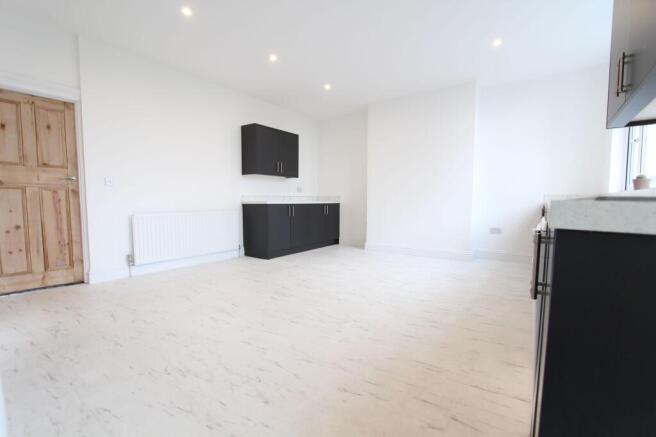 3 bed Terraced to rent Image 4