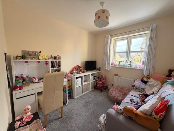 4 bed Semi-Detached to rent Image 11